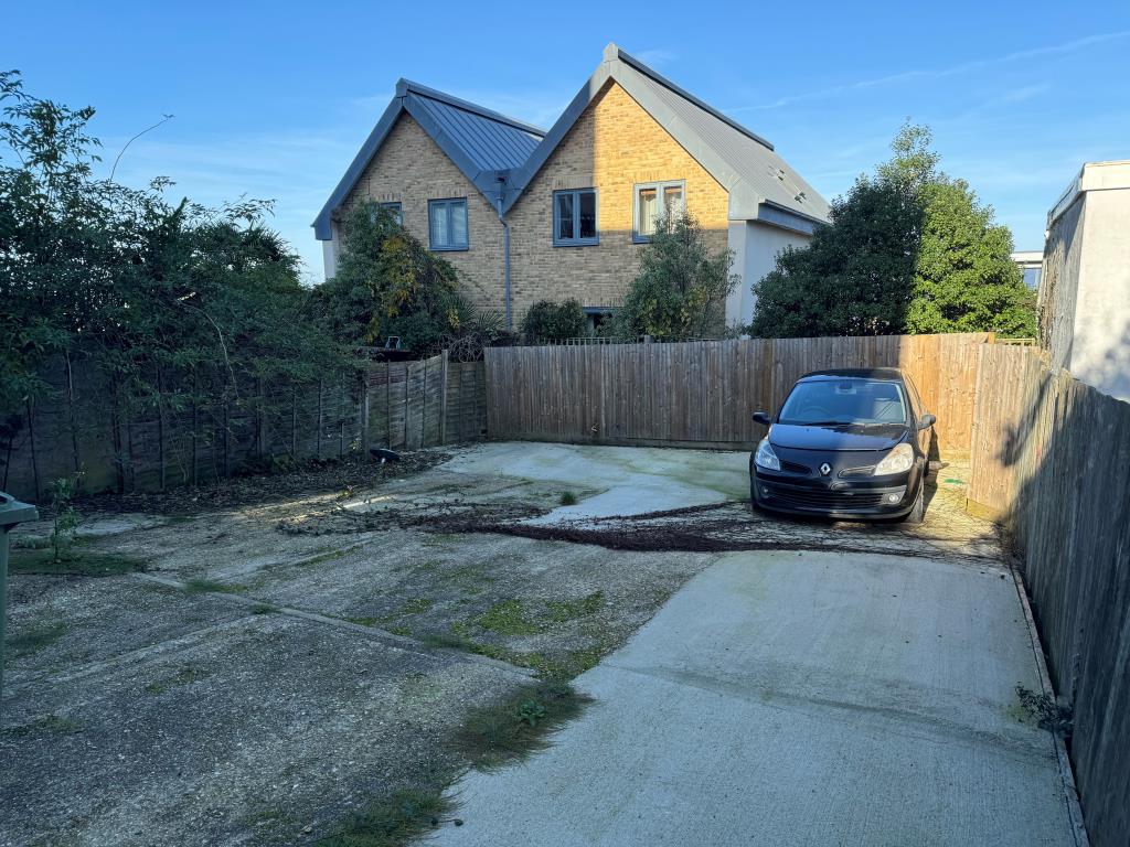 Lot: 28 - BLOCK OF THREE TWO-BEDROOM AND ONE THREE-BEDROOM FLATS WITH PARKING AND SEA VIEWS - Concrete parking area for residents
